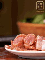 金字咸肉、金字香腸煮熟。咸肉切條、香腸切片備用。