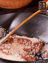 咸肉香腸下鍋煸出油脂香味，倒入洗凈的大米攪拌