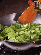 上海青切碎，用豬油炒到半熟